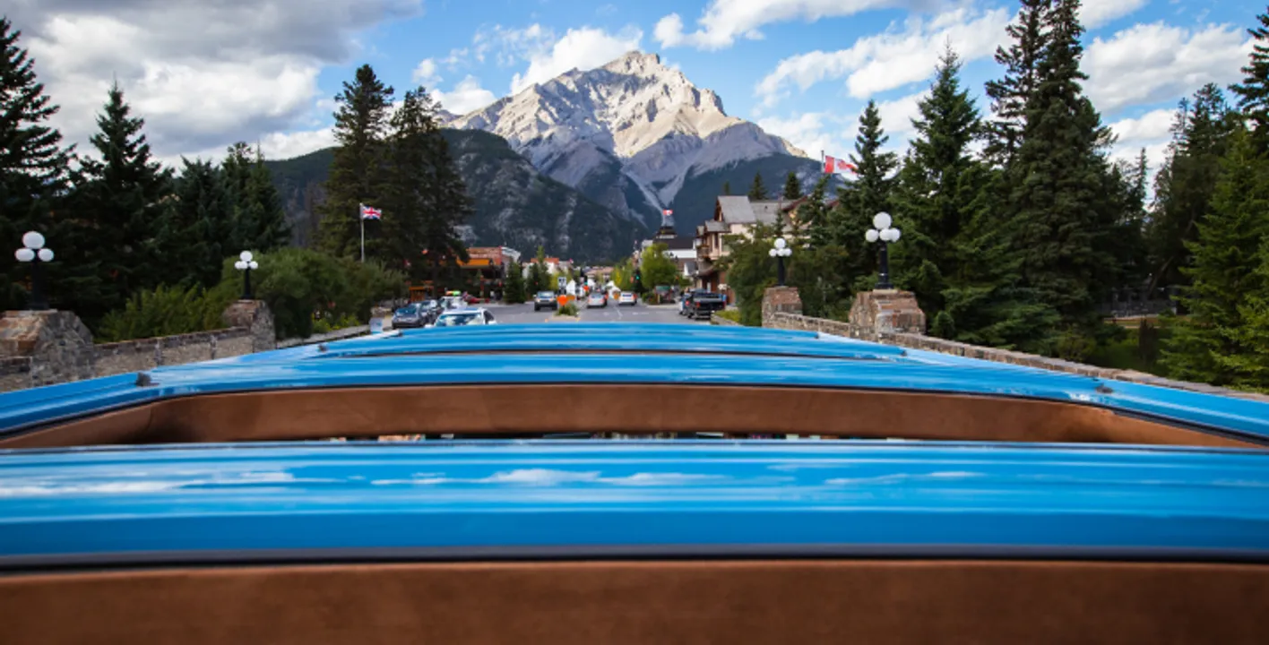 Excursión en autobús de techo abierto en coche clásico por las Rocosas de Banff (con guía en inglés)