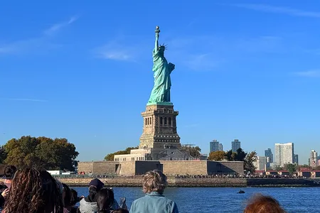 自由の女神像ランドマーククルーズ
