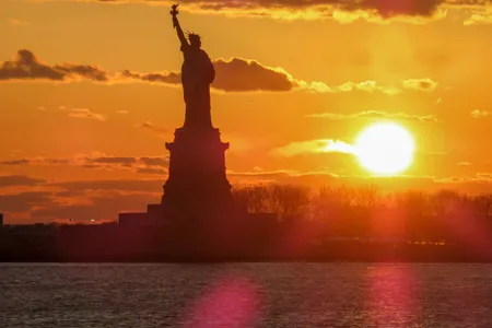 Crucero nocturno por la Estatua de la Libertad al atardecer