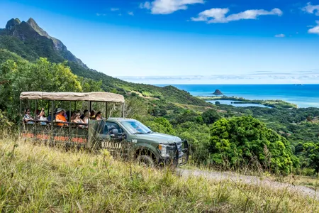 Excursión en jeep por la selva del rancho Kualoa en Hawaii