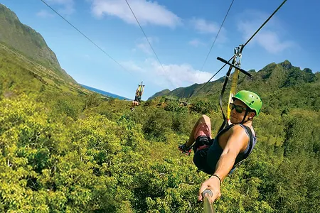 Excursión en tirolina en Kualoa Ranch, Hawaii